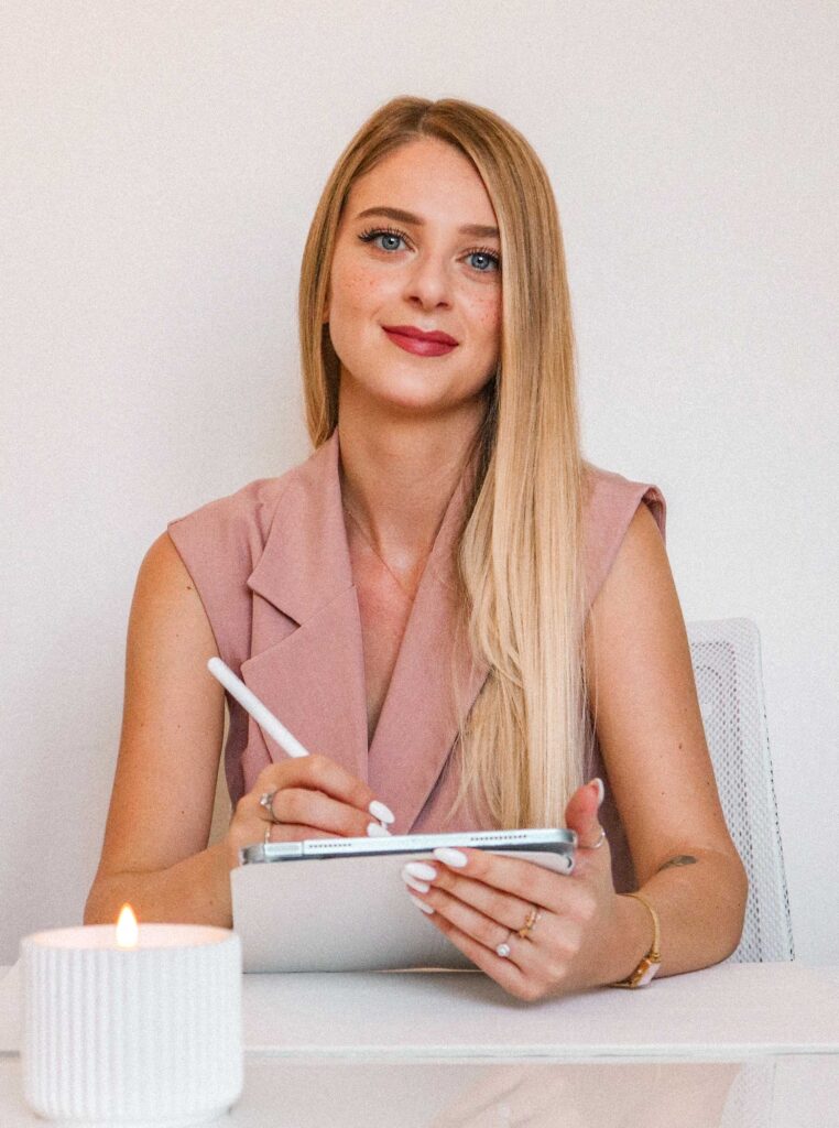 Psicologa Ludovica Mestre a San Donà di Piave, foto frontale con tablet che trasmette fiducia e tranquillità