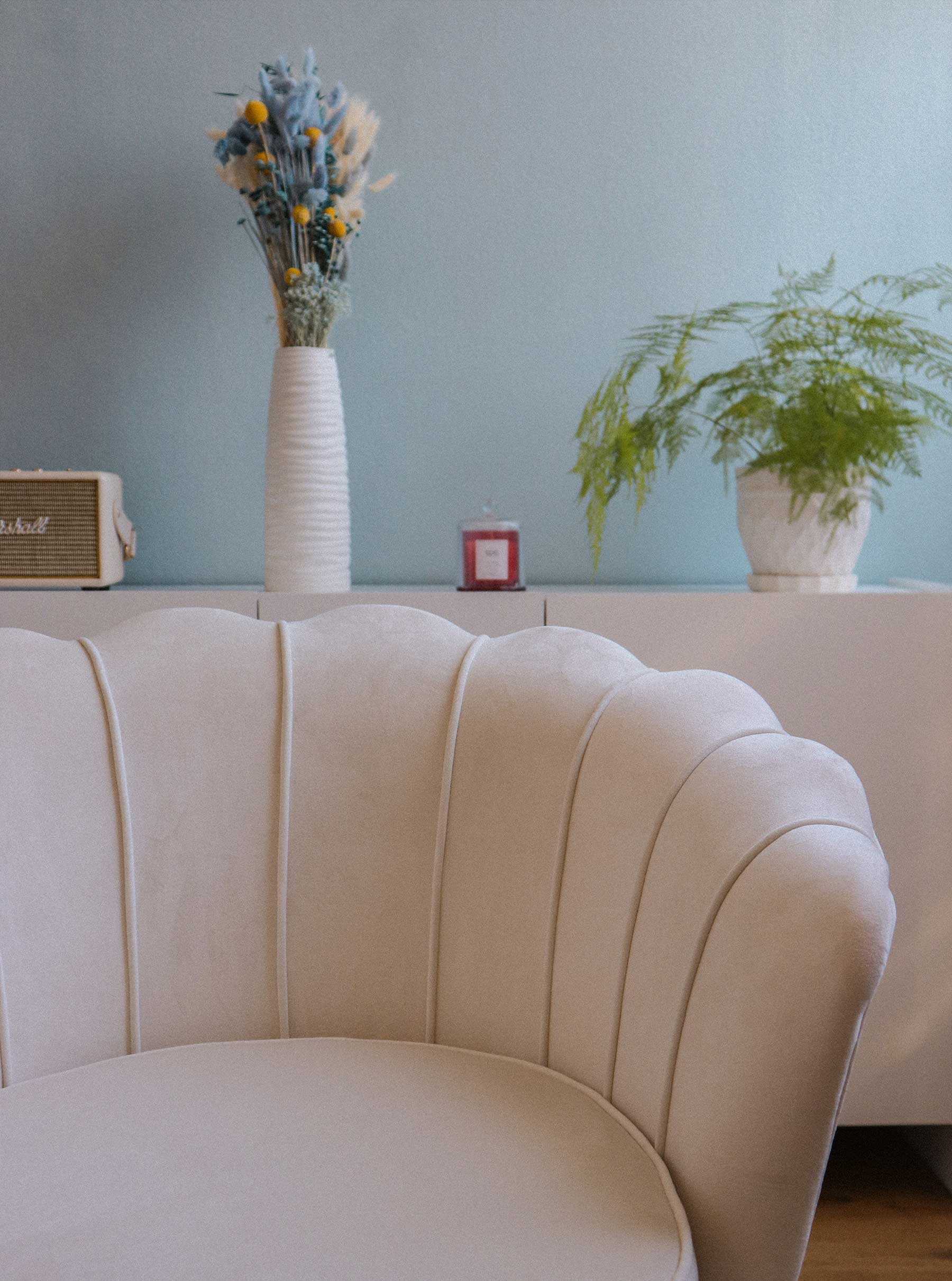 Poltrona nello studio psicologico, simbolo di comfort e accoglienza