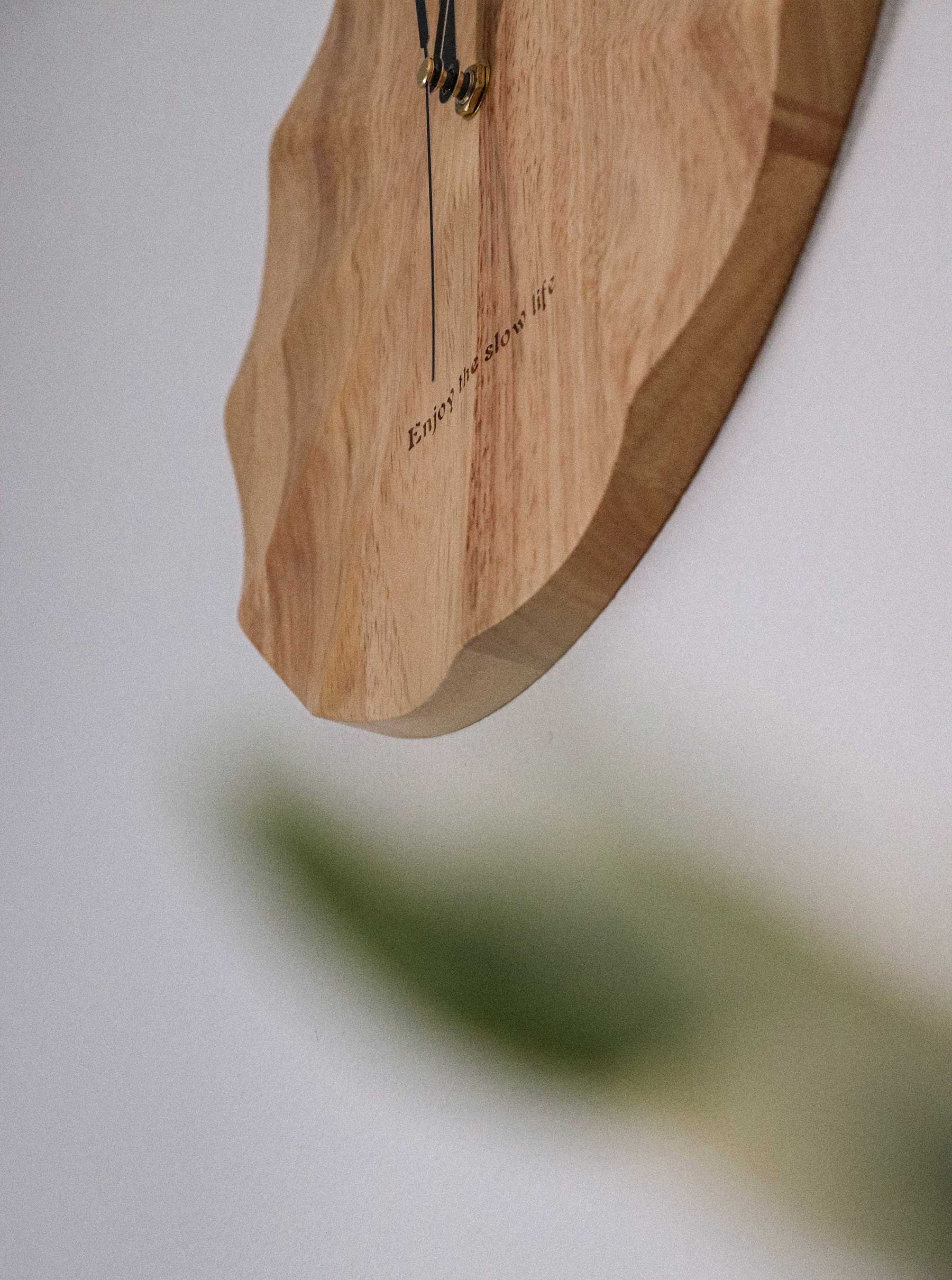 Particolare dello studio di psicologia, orologio con messaggio motivazionale "Enjoy slow life"