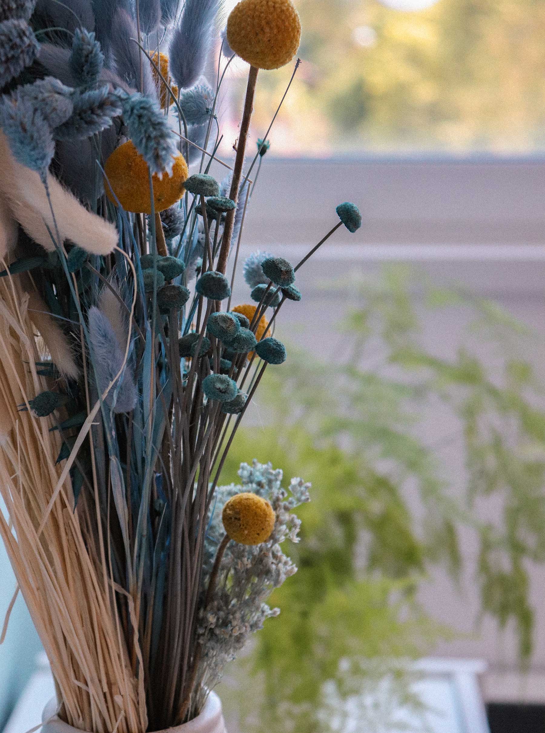 Particolare dell’arredamento dello studio di psicologia, vaso con fiori stabilizzati