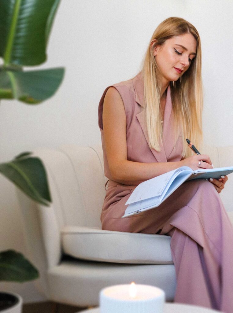 La dottoressa Ludovica Mestre che scrive appunti su un’agenda